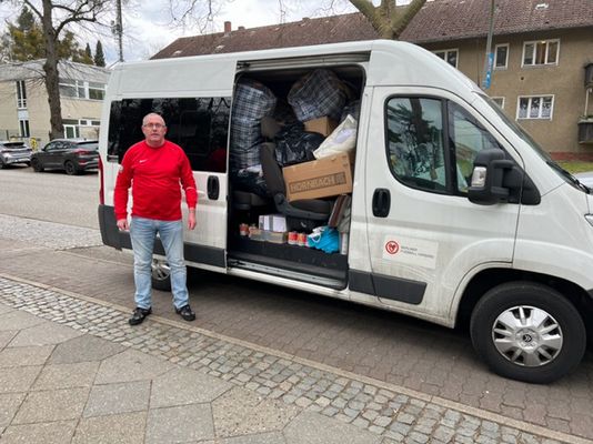 Volker Philippi vor dem Bus mit Hilfsgütern